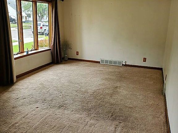 3rd image of 487 Mayflower Ave