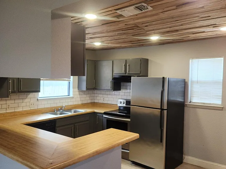 2807 W Slaughter Ln #B — Photo 9