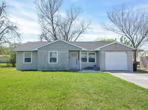 201 Inwood Ln, Highlands, TX 77562