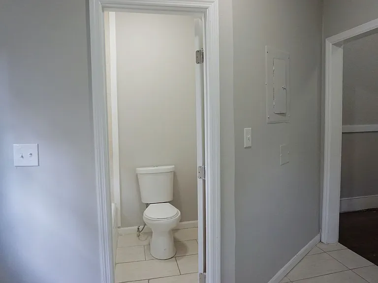 303 W Waldburg St — Photo 12