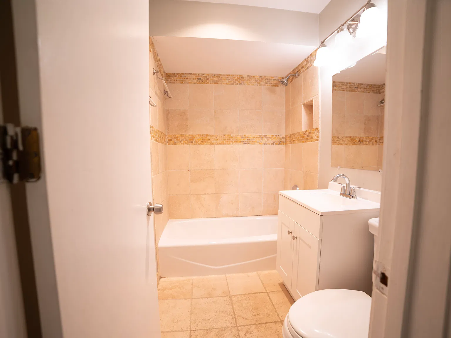 1 bed, 730 sqft, $2,400 — Photo 2