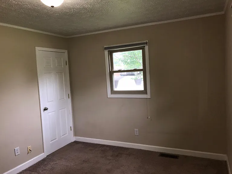 1203 Hales Ct — Photo 7