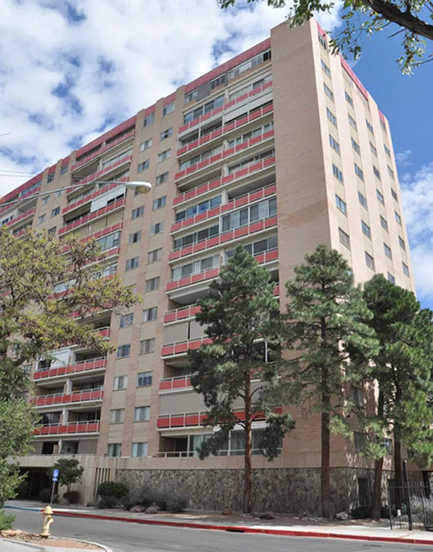 Luxury Park Plaza 1 Bedroom Condo 892sf - Utilities Included — Photo 1