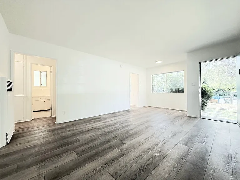 10565 Camarillo St — Photo 4