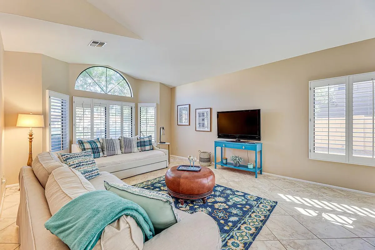 Living Room - 253 E Vaughn Ave #ID1386143P