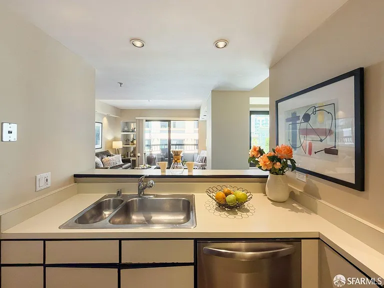 601 Van Ness Ave #411 — Photo 8