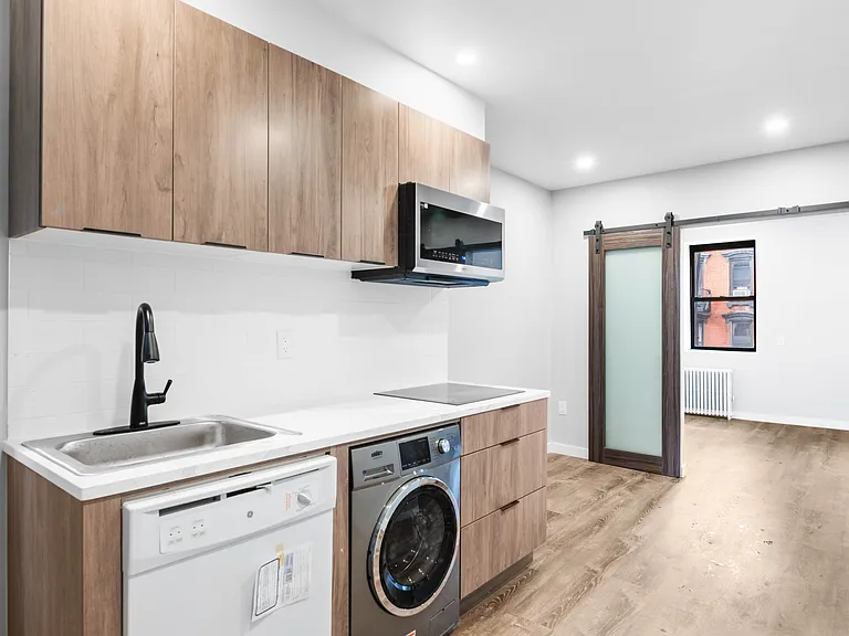 437 W 46th St #5FE — Photo 3