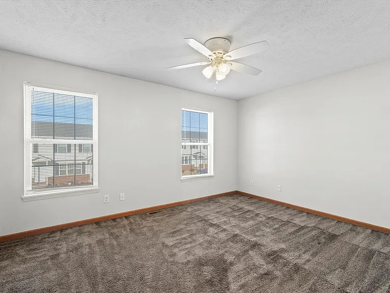 129 Crossing Dr — Photo 4