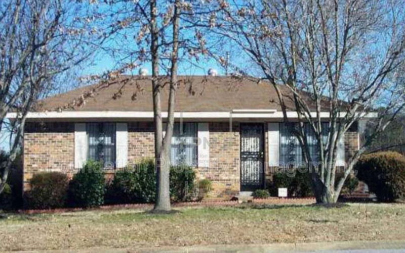 3 bed, 1.0 bath, 1087 sqft, $1,025 — Photo 2