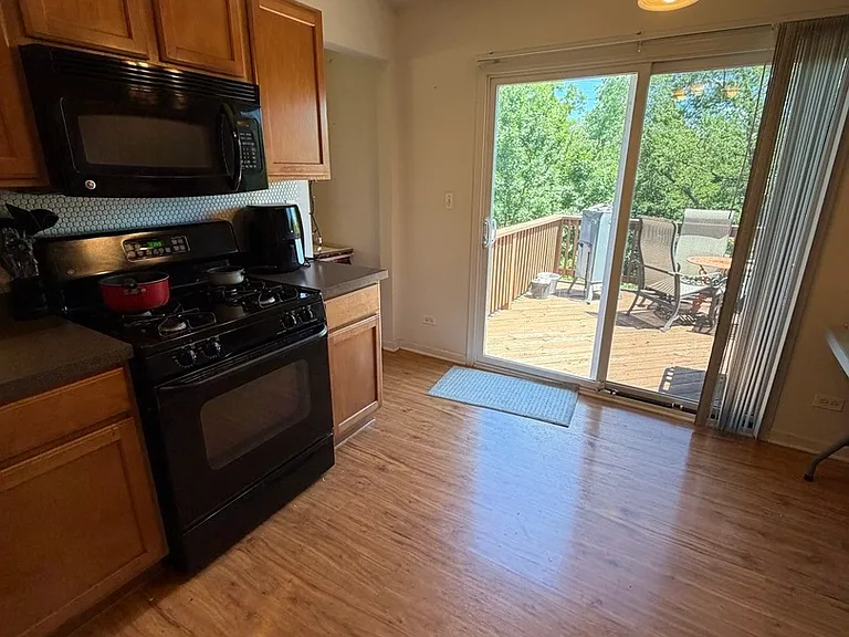465 Metropolitan St — Photo 3