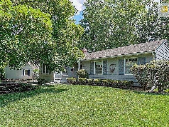 3rd image of 7905 Rosewood Dr