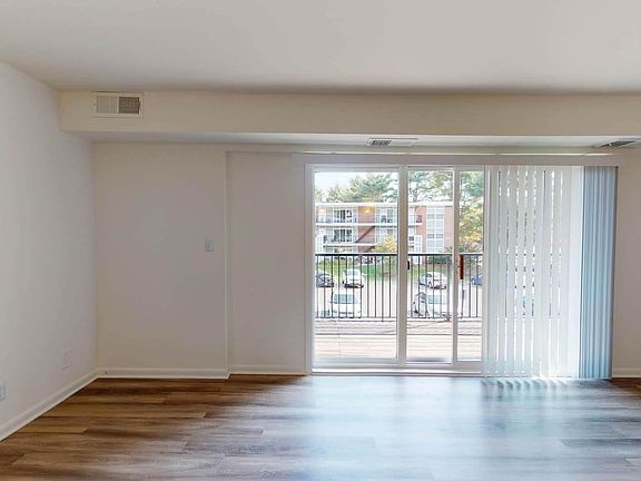 4th image of 301 Engamore Ln APT 104