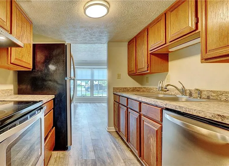122 Sterling Ct — Photo 8