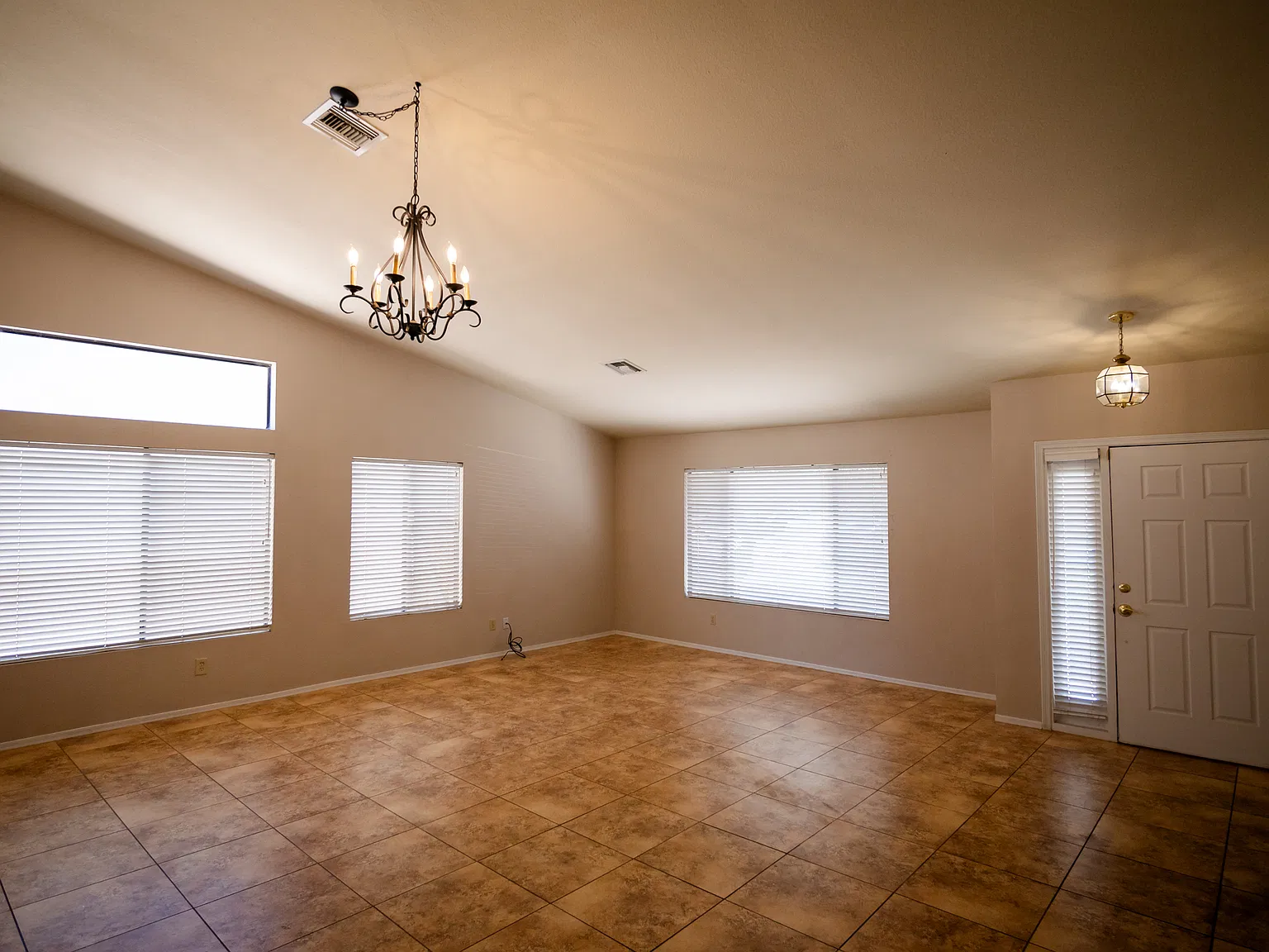 4 bed, 1739 sqft, $2,550 — Photo 4