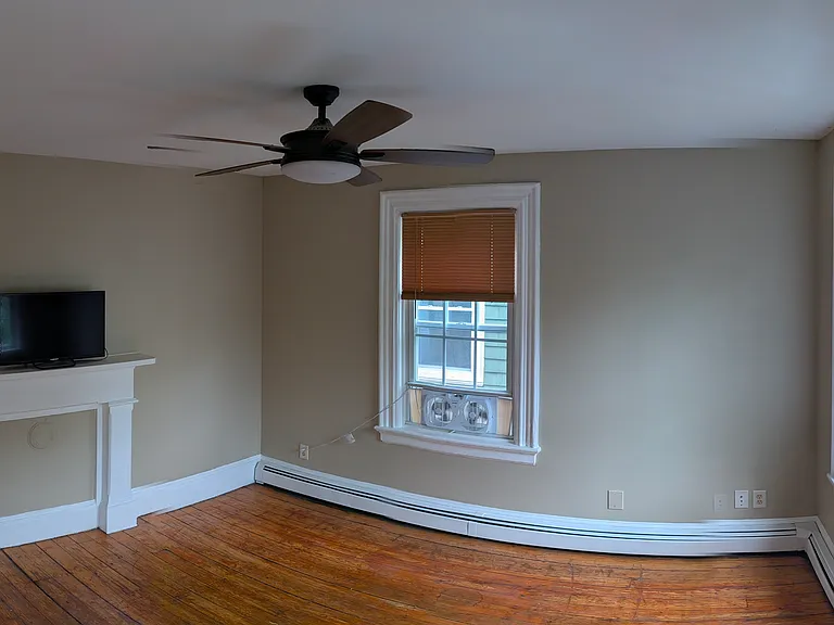 living/dining room (front entrance, 1st fl)