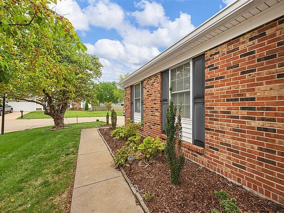 5th image of 16 Carriage Hill Ct