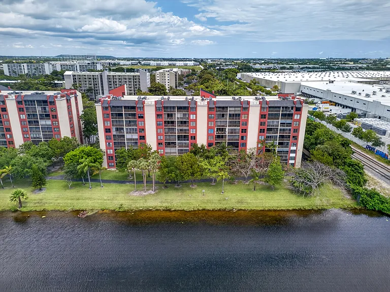 2200 S Cypress Bend Dr #101 — Photo 32