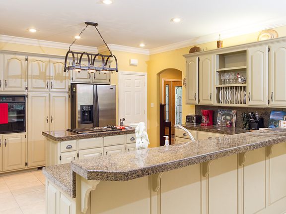 3rd image of 838 N Shrewsbury Ln