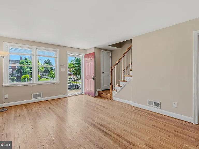 586 Lucia Ave — Photo 3
