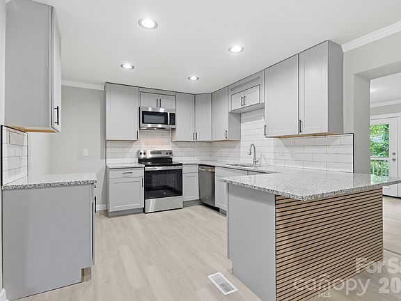 3rd image of 810 Echo Glen Rd