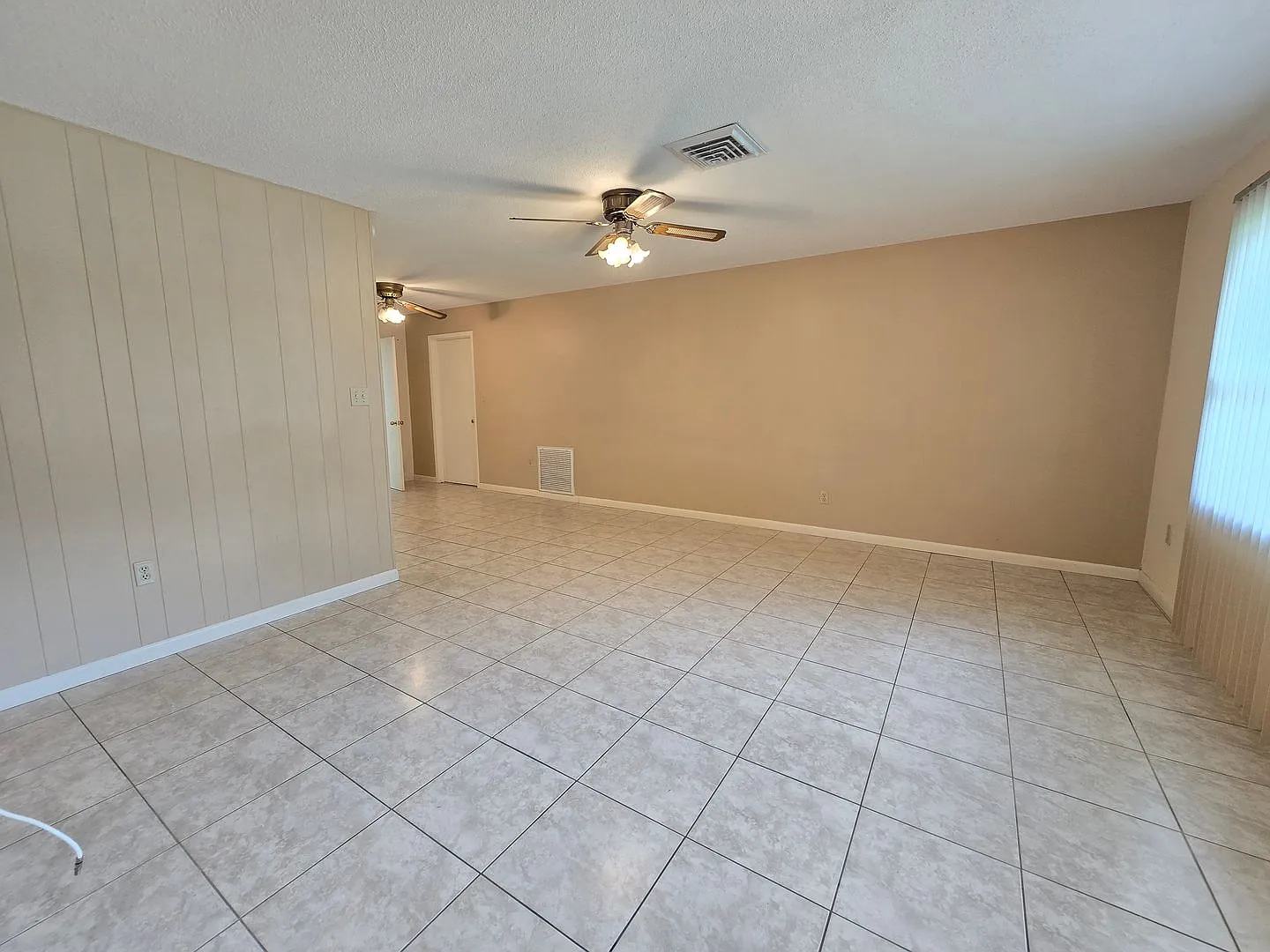 Spacious 2 Bed/2 Bath + Den Home with Garage — Photo 4