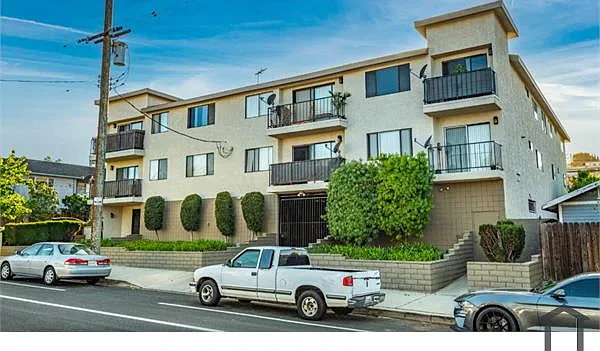 3 bed, 850 sqft, $3,600 — Photo 2
