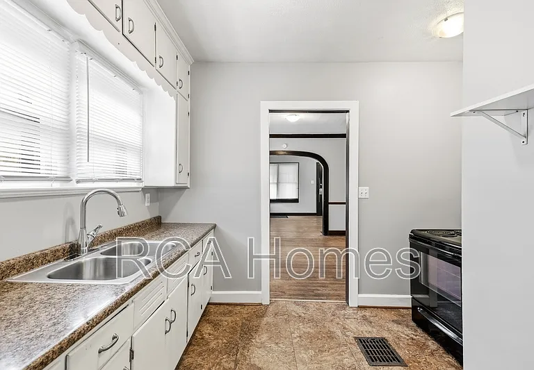 969 N Linwood Ave — Photo 6