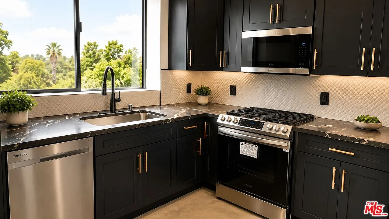 2 bed, 2.0 bath, 1300 sqft, $3,750 — Photo 3