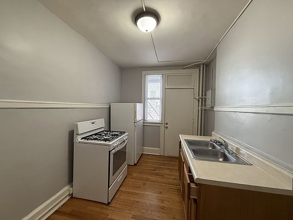 4th image of 2510 Harney St #31