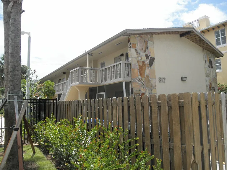 817 S Federal Hwy — Photo 2