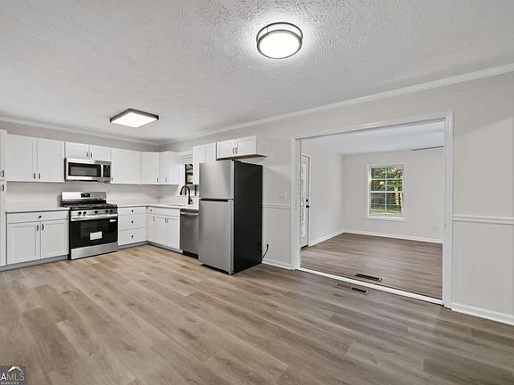 5th image of 3137 Esther Dr