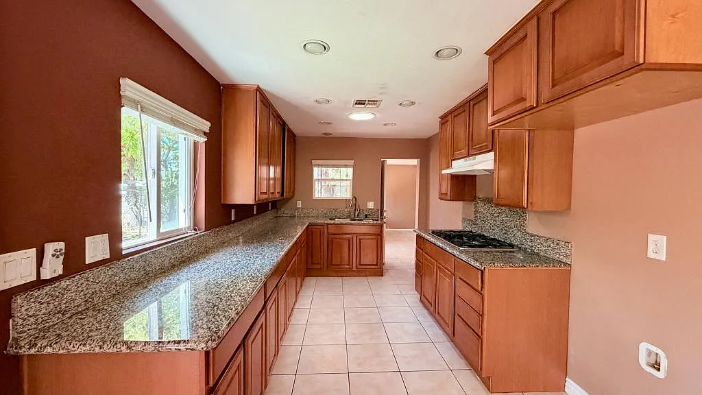 370 Las Flores Dr — Photo 1