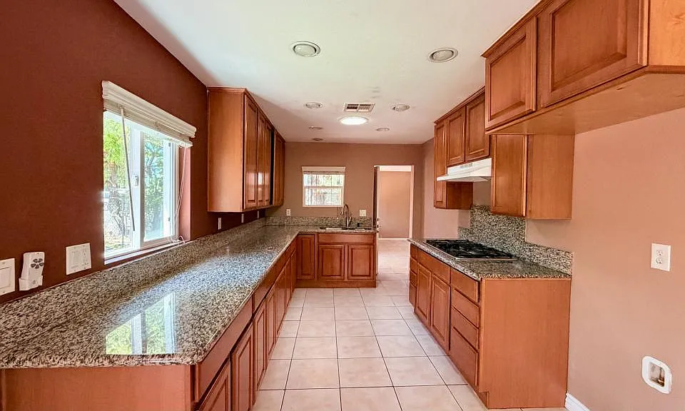 370 Las Flores Dr