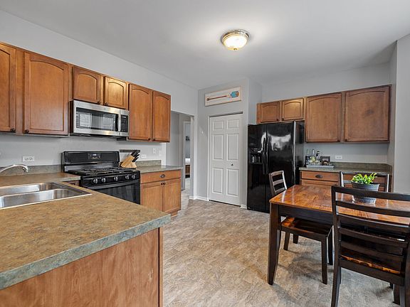 4th image of 834 Summit Creek Dr