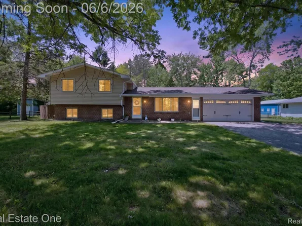 2259 Carlos Dr, Waterford, MI 48327