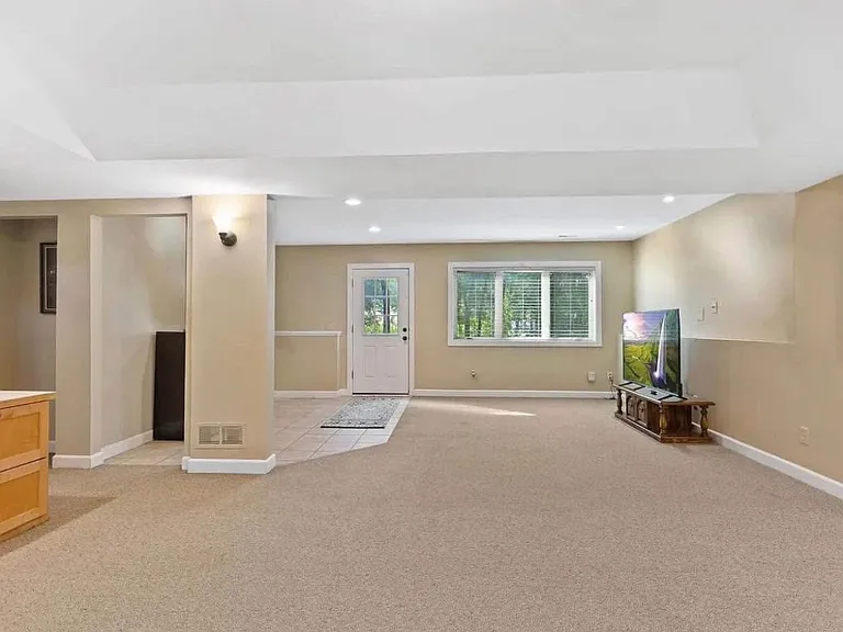 5357 Hampton St NE — Photo 5