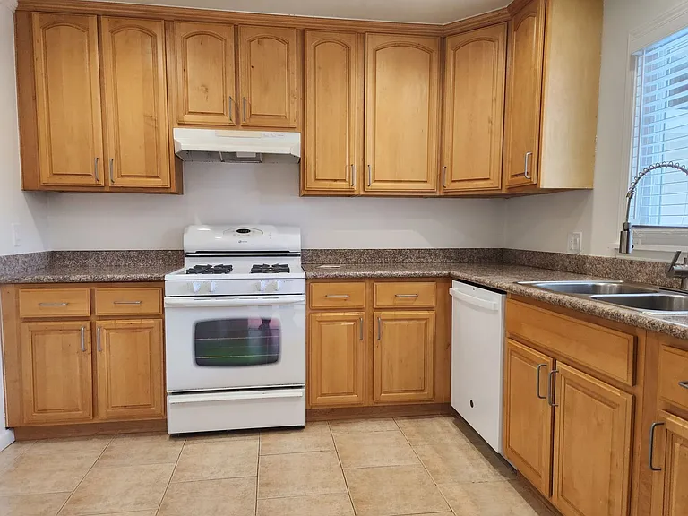 Check out this cozy 2-bedroom, 1-bathroom apartment located in the heart of Mountain View! — Photo 3