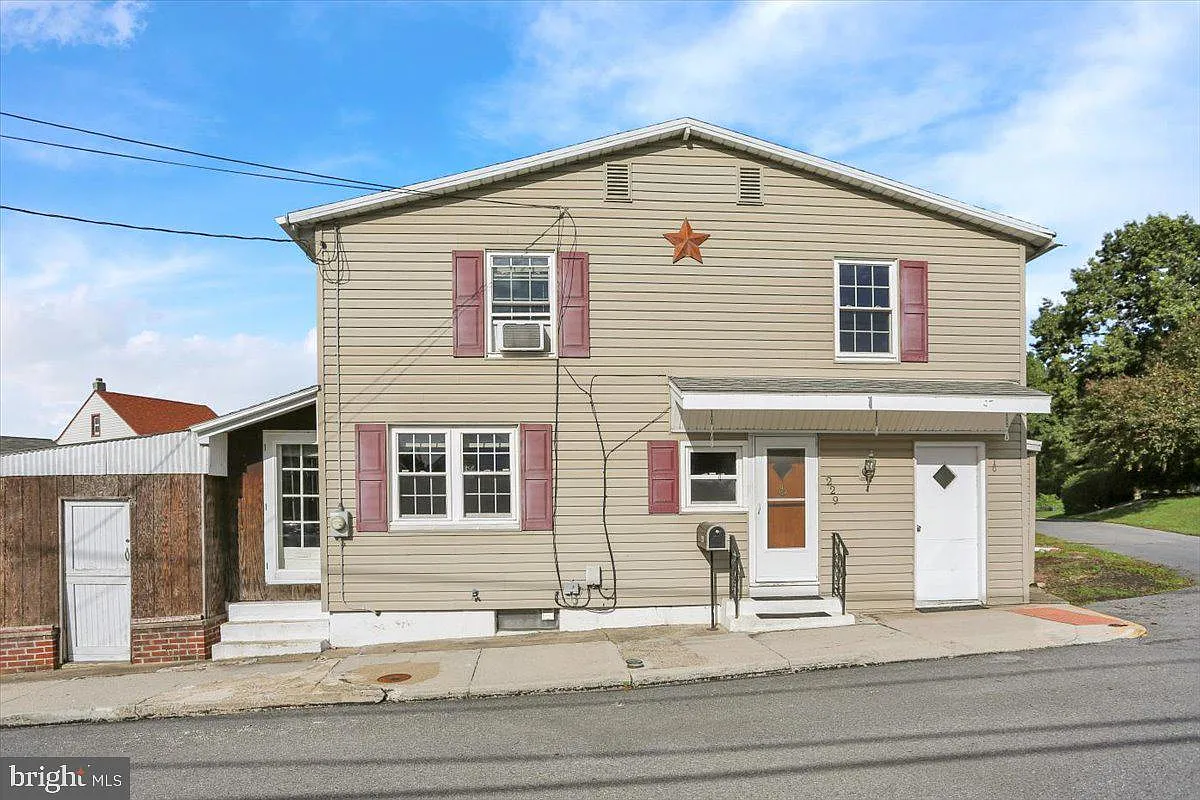 3 bed, 1.5 bath, 1275 sqft, $1,800 — Photo 1