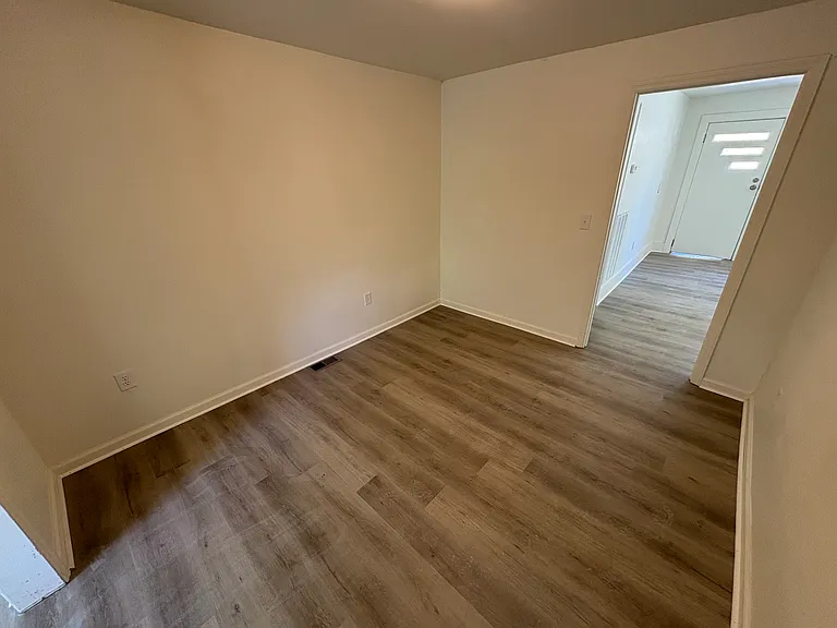 211 Thurman St — Photo 4