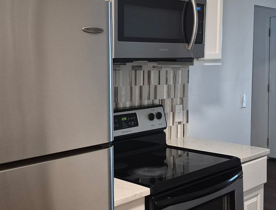 1st image of 633-639 W 39th St #635