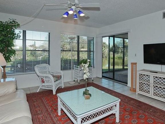 Livingroom with breakfest bar at the kitchen.