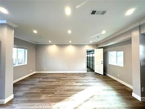 3rd image of 6914 1/2 N Willard Ave