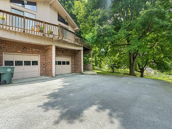 5th image of 220 Longview Dr