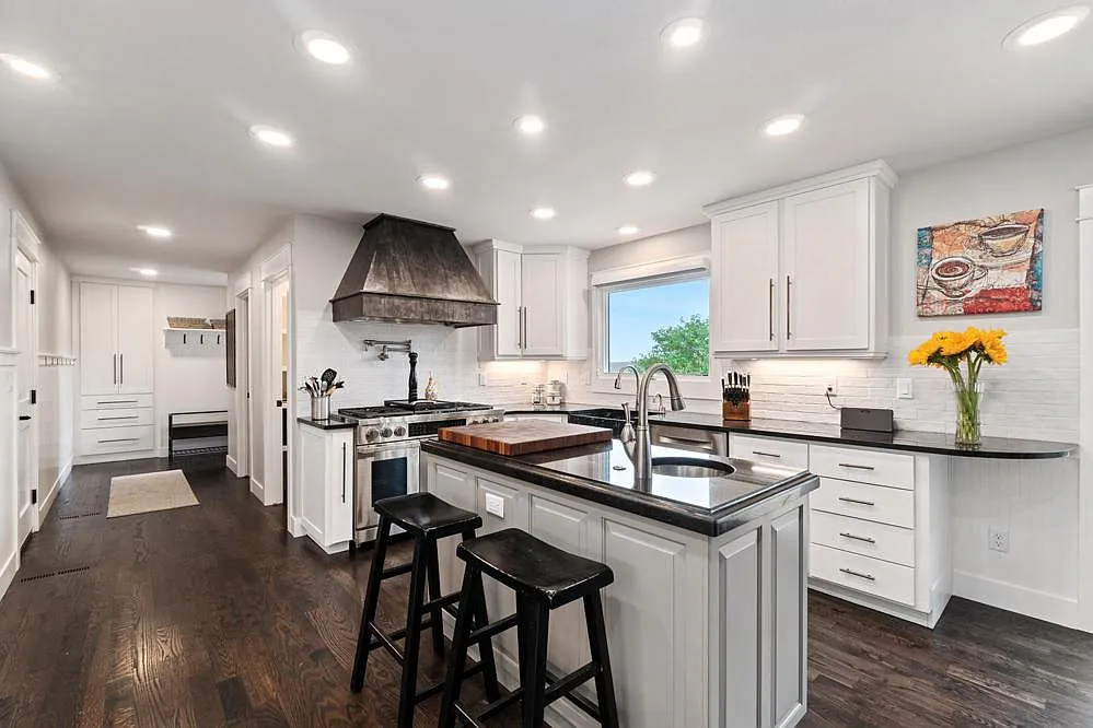 4 bed, 5100 sqft, $5,990 — Photo 3