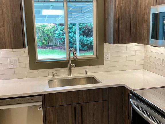 3rd image of 1205 NE 84th Ave