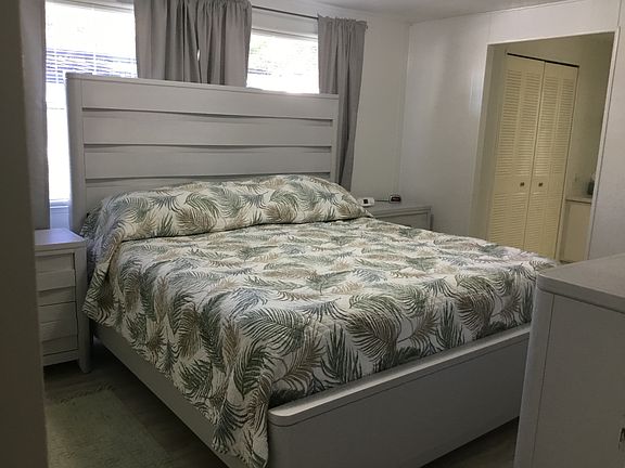 Master bedroom (king bed)