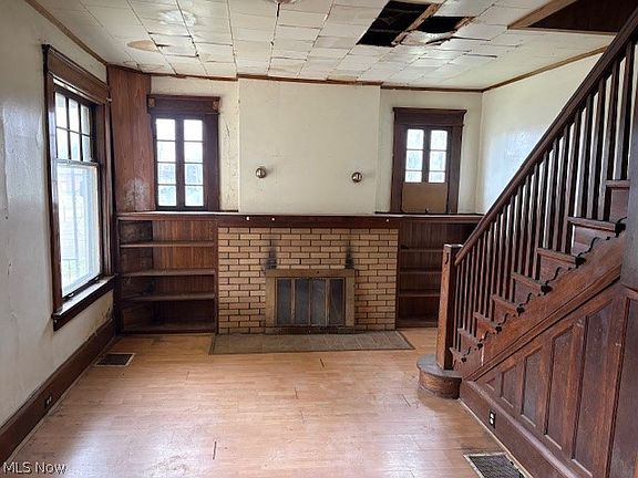 5th image of 223 E Oxford St