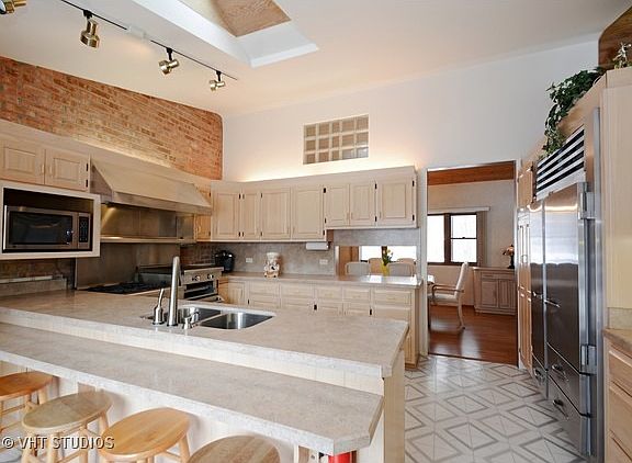 4th image of 530 Thornhouse Cres
