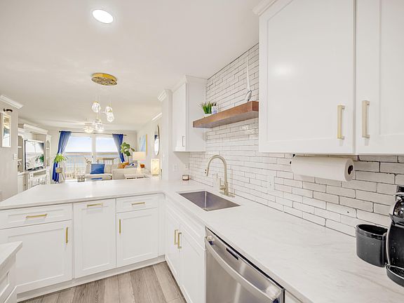 2nd image of 670 Nautilus Ct Unit 202