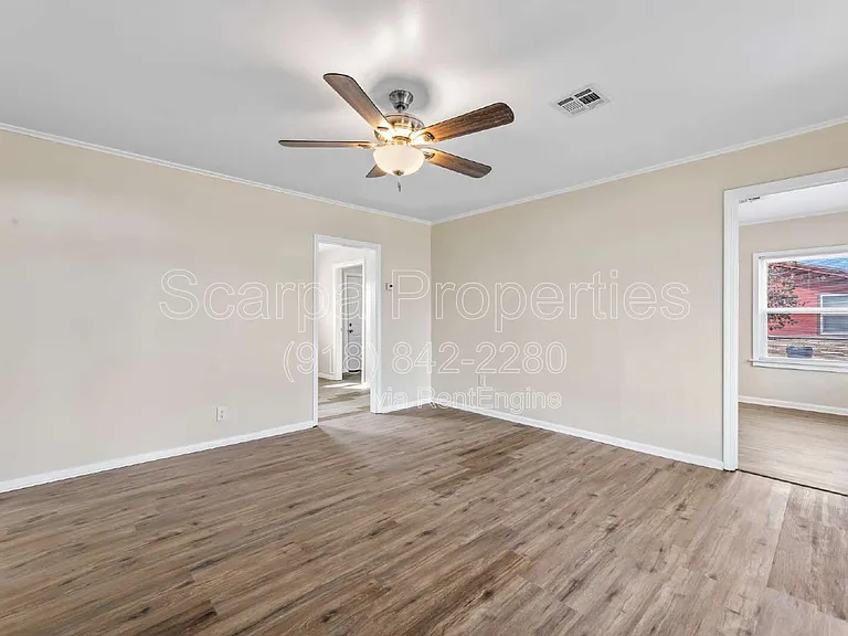 921 W Midway St — Photo 4
